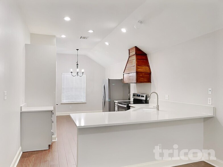 Building Photo - 1643 Hillside Dr