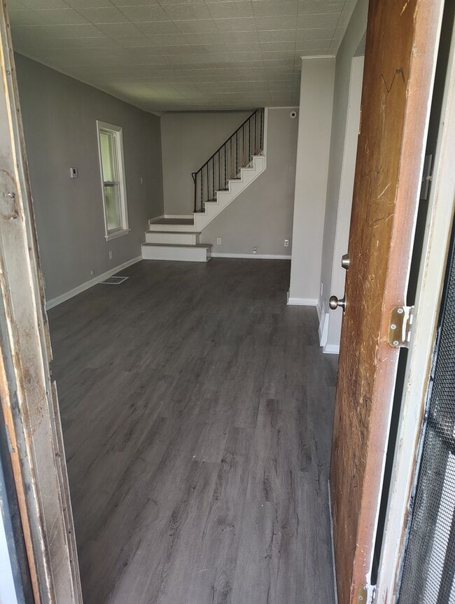 Building Photo - Section 8 Accepted! Spacious 2br home