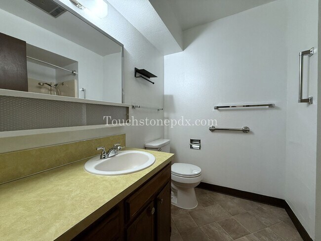 Building Photo - Cozy 2BD Apartment with Patio, East Portland