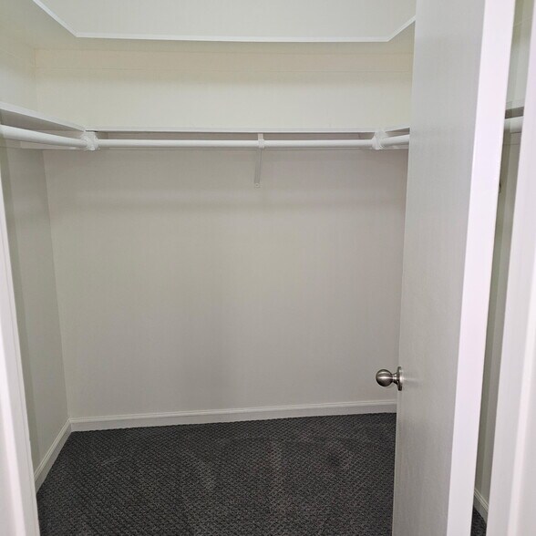 Building Photo - 10527 Palms Blvd