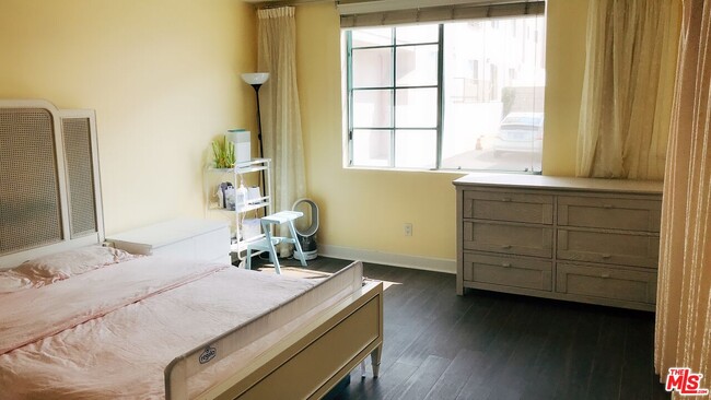 Building Photo - 1430 Colby Ave