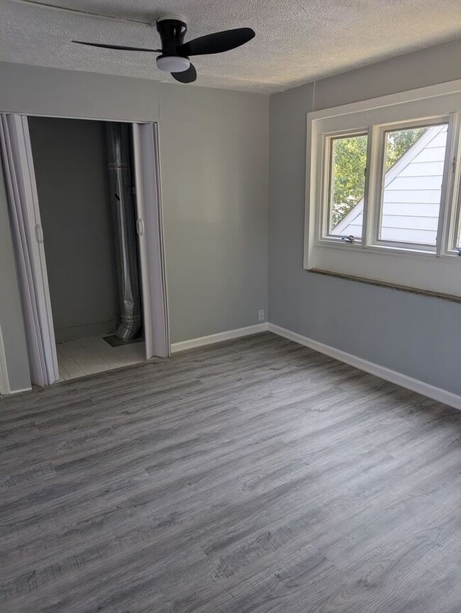 Building Photo - Spacious 5BR 2BA SFR w/ In-Unit W/D • Off Street Parking in Euclid