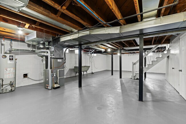 Building Photo - 5566 Haverhill St