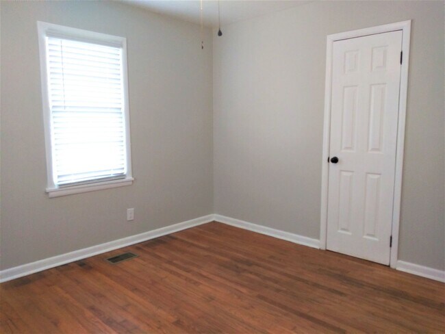 Building Photo - Fresh, Updated 3 bed, 1 bath Ranch ***PET FRIENDLY***