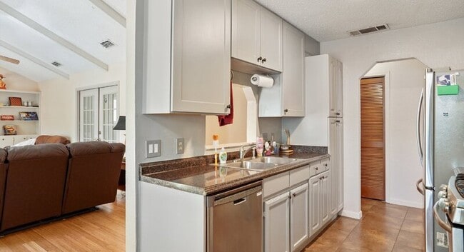 Building Photo - 4611 Cedargrove Dr