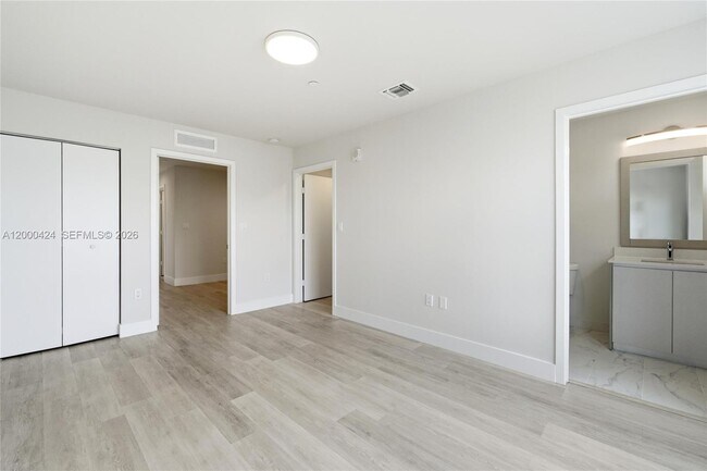 Building Photo - 2505 NE 193rd St