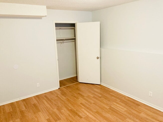 Building Photo - Great Two Bedroom Apartment