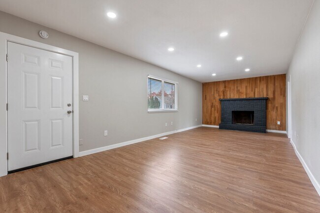 Building Photo - Spacious 5-bed, 2.5-bath home available in...