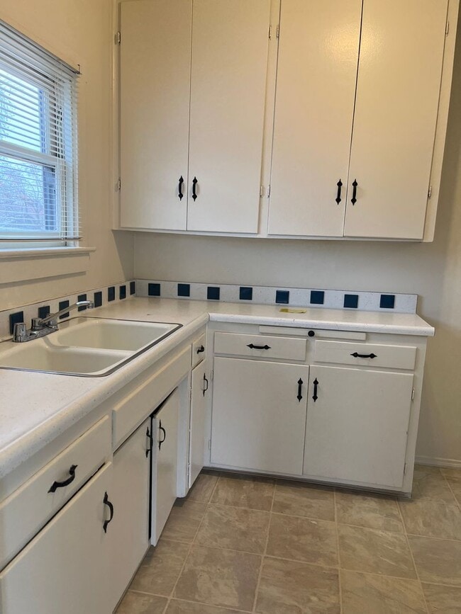 Building Photo - 513 Cypress St