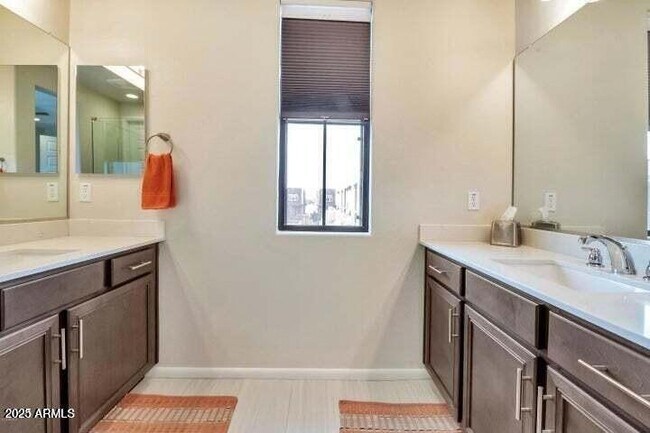 Building Photo - 2090 S Dorsey Ln