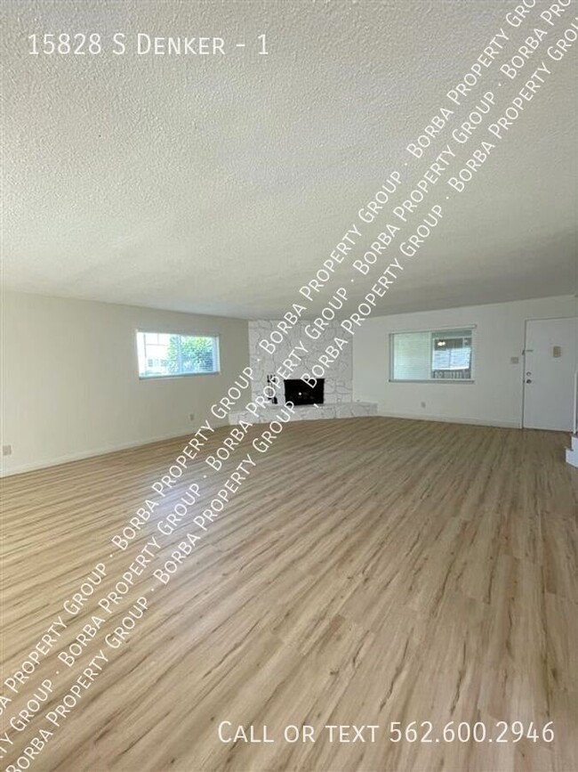 Building Photo - SPACIOUS 3 BEDROOM 1.5 BATHROOM TOWNHOME W...