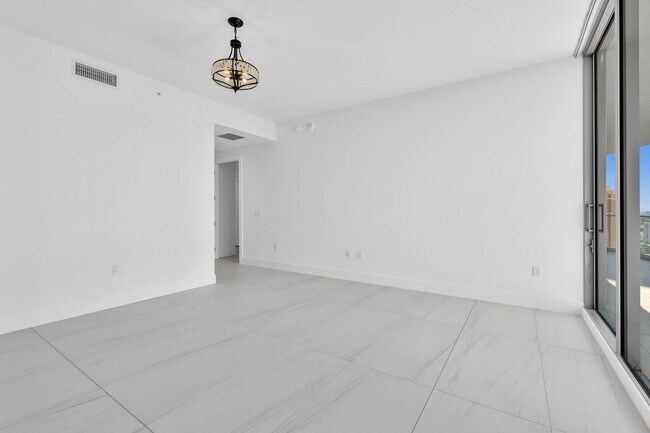 Building Photo - Stunning High-Rise Condo with Ocean Views | Prime Beach Location