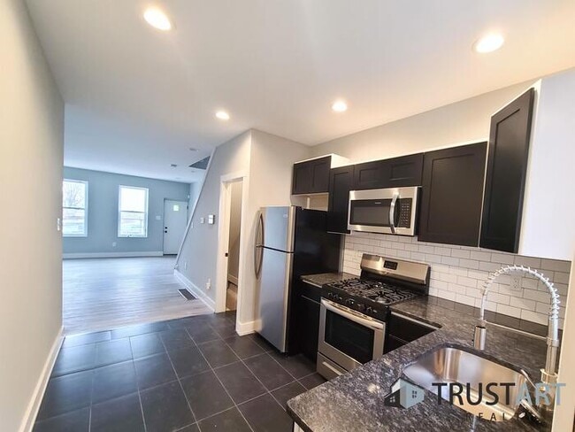 Building Photo - 2 Bedroom house with basement/backyard.