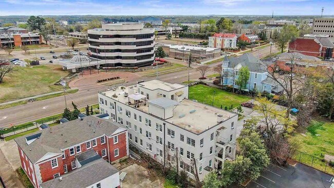 Building Photo - 721 N State St