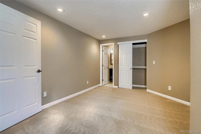 Building Photo - Stunning 3 bedroom townhome!