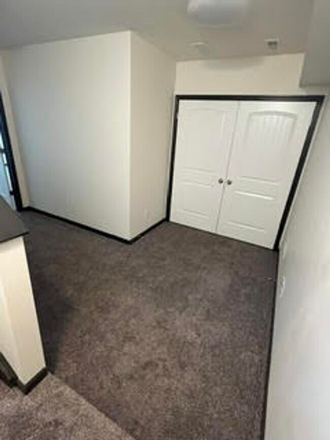 Building Photo - 585 Birch Hill Dr
