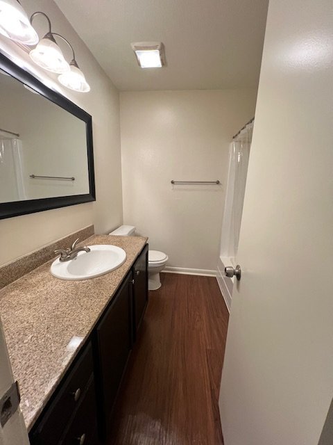 Building Photo - 503 E 6th St