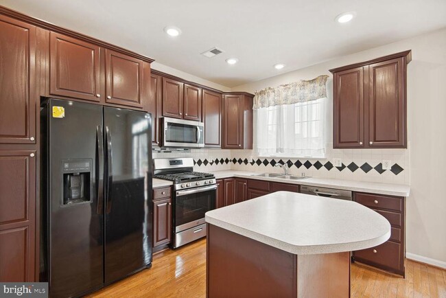 Building Photo - 24707 Kings Canyon Square