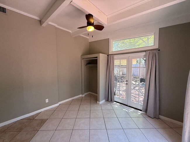 Building Photo - Huge 7 bed 3 bath house on Adobe (Lease ou...