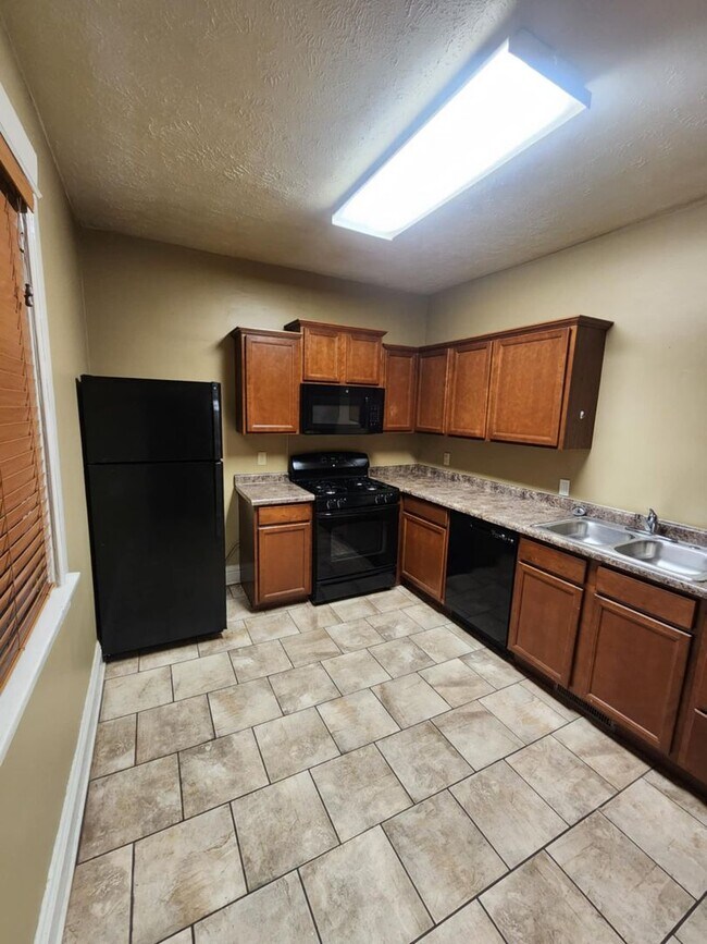Building Photo - Three Bedroom Villa in Downtown Omaha!