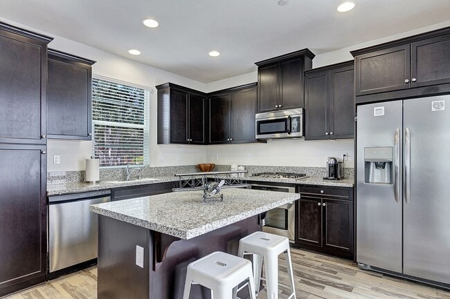 Building Photo - Lux Townhome 4 Bed 3 Bath 2 Car Garage in Spanish Walk