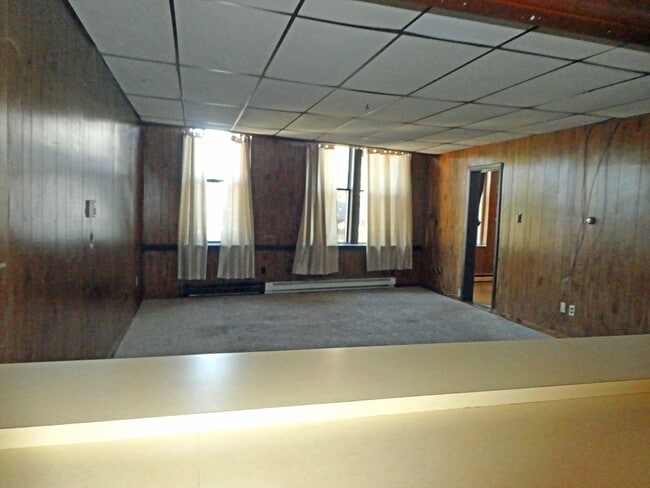 Building Photo - 13 N Main St