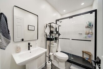 Building Photo - Ultimate 6-Bedroom House with Spacious Liv...