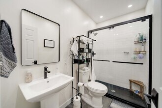 Building Photo - Ultimate 6-Bedroom House with Spacious Liv...