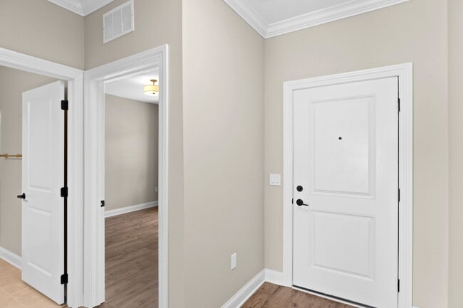 Building Photo - Luxury Maintenance-Free Former Model Home in Grove City – 2 Bed, 2 Bath Ranch