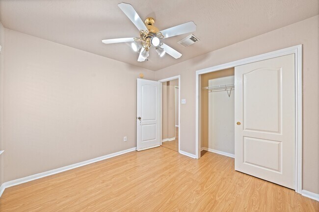 Building Photo - 10315 Kennewick Dr