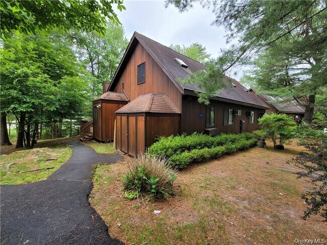 Building Photo - 14 Lakeside Dr