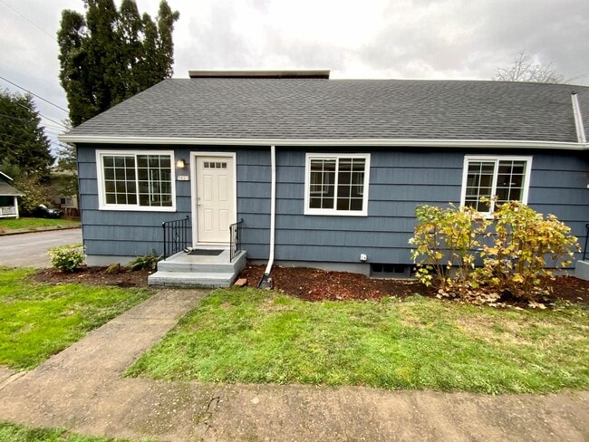 Building Photo - Beautiful Townhouse with Fenced Yard, Garage, and AC