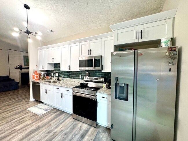 Building Photo - WELCOME HOME!!  3 bedroom/2 bath home in Redwing neighborhood