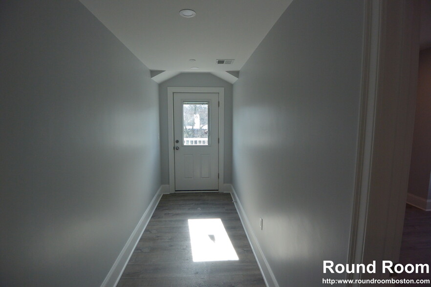 Building Photo - 120 Kenrick St