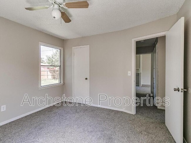 Building Photo - 2305 Mustang St