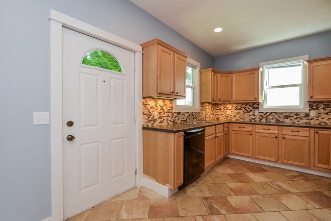 Building Photo - 422 Cadwell Ave NW