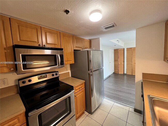 Building Photo - 637 SW 3rd St