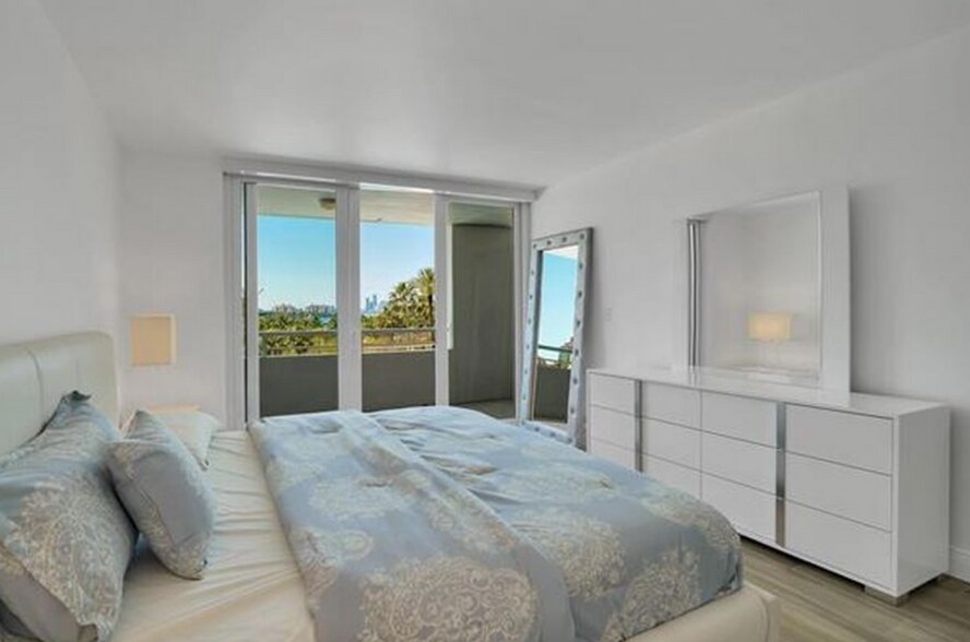 Building Photo - 400 S Pointe Dr