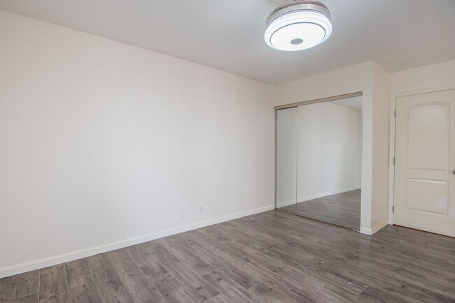 Building Photo - 1 Bedroom 1 Bathroom Townhouse Available For Rent In Mission Valley!