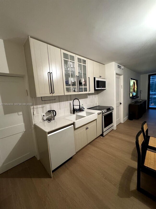 Building Photo - 10185 Collins Ave