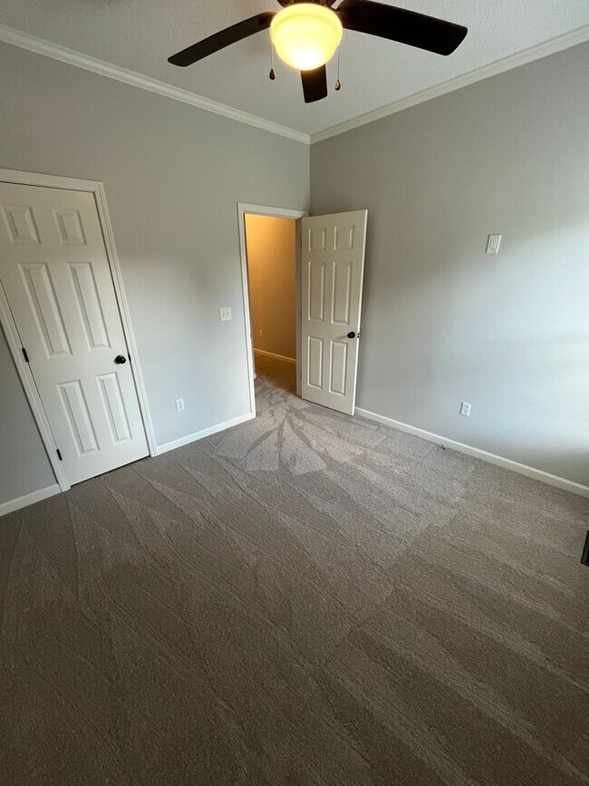 Building Photo - 3BR Home in Heartwood Place with large fen...