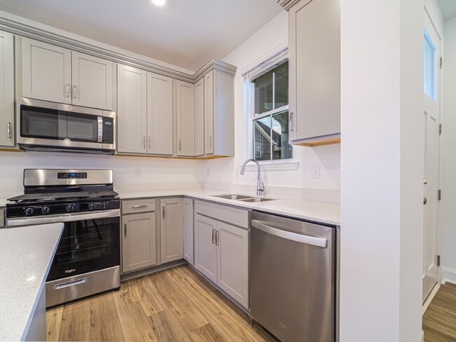 Building Photo - "Charming 2-Bed, 2-Bath Belmont Gem with Elegant Design"