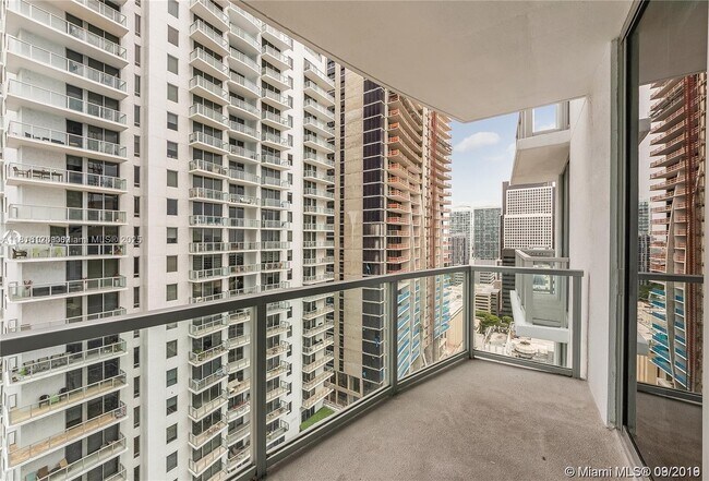 Building Photo - 1060 Brickell Ave