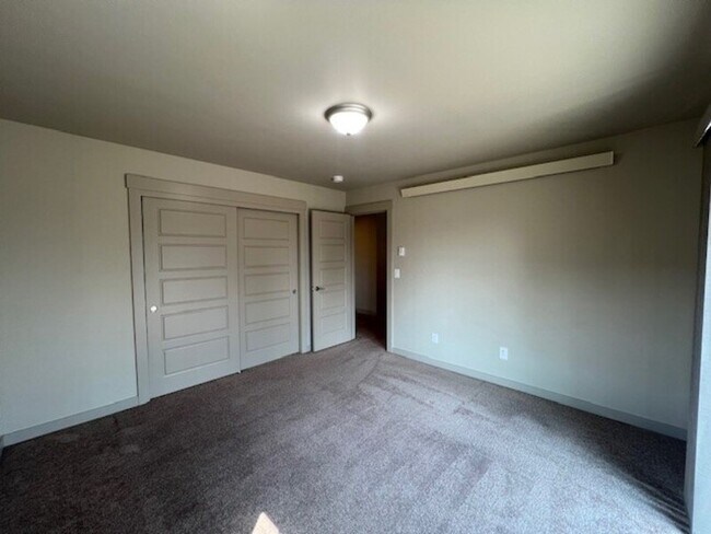 Building Photo - 2200 Greenview Cir