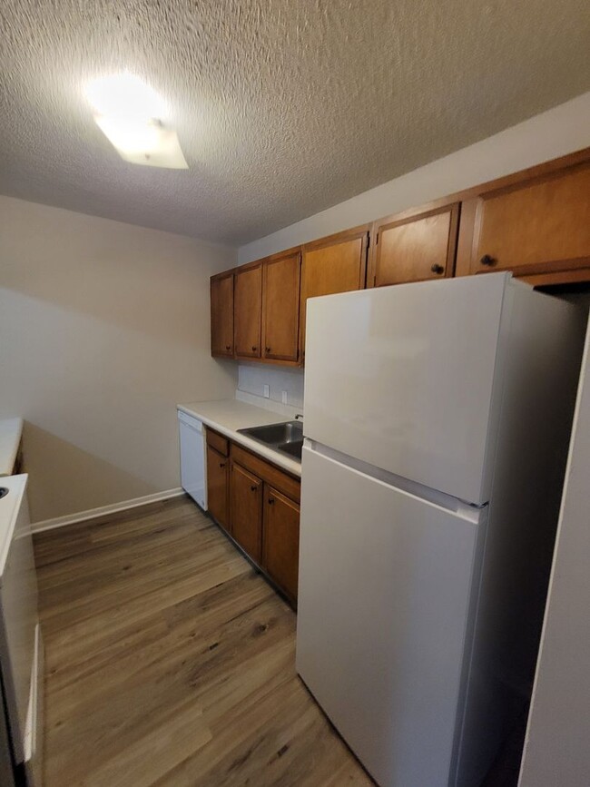 Building Photo - Newly Renovated 2B/2B Apartment Available ...