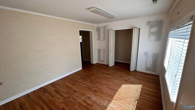 Building Photo - 2106 Giles Dr NE