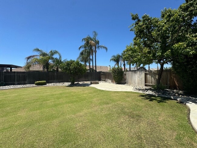 Building Photo - Gorgeous NW Bakersfield home with pool!