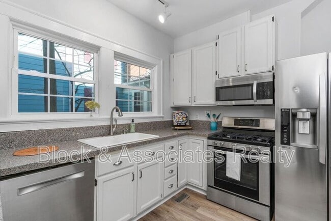 Building Photo - 1807 Sunset Dr