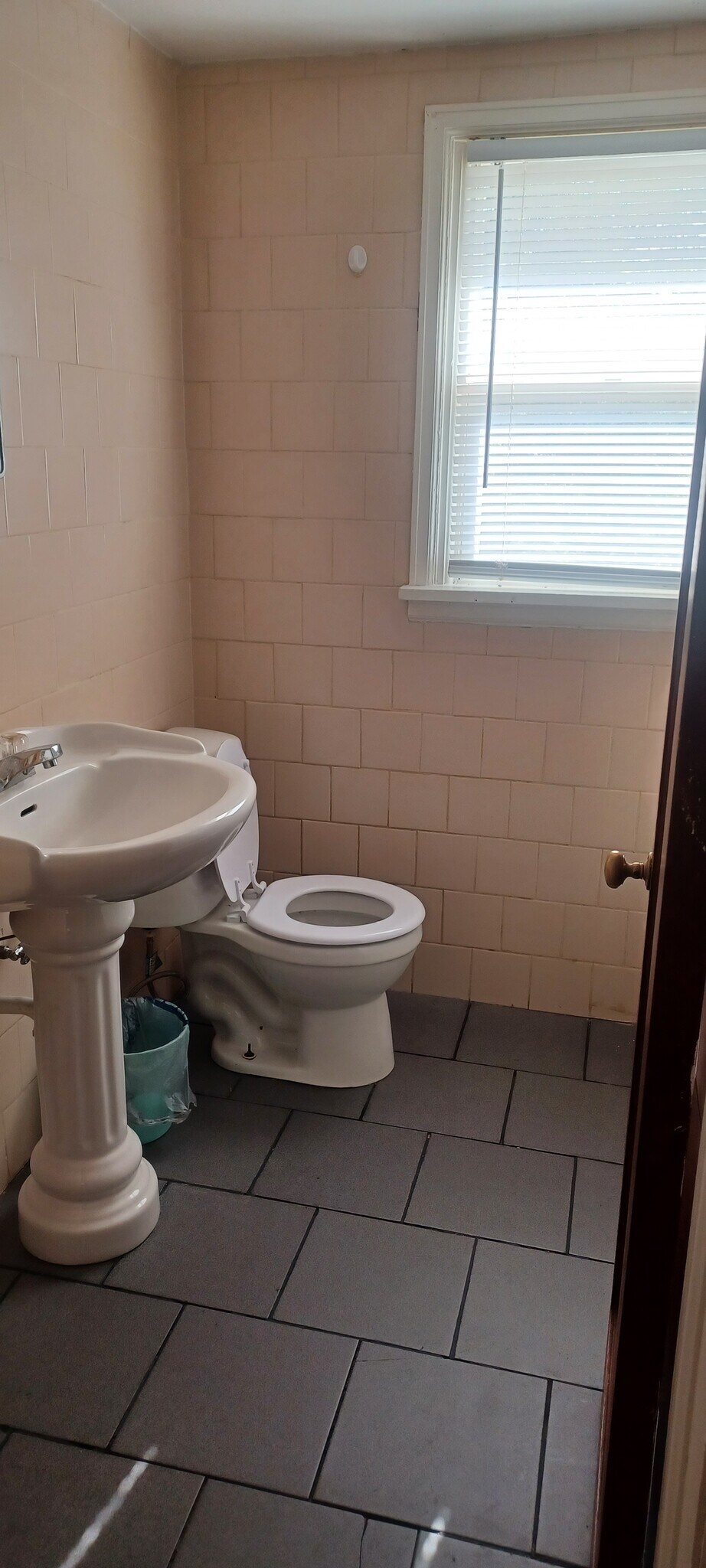 Building Photo - 1224 E Miller St