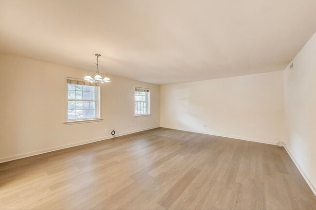 Building Photo - Convenient and Stylish 2-bedroom close to ...